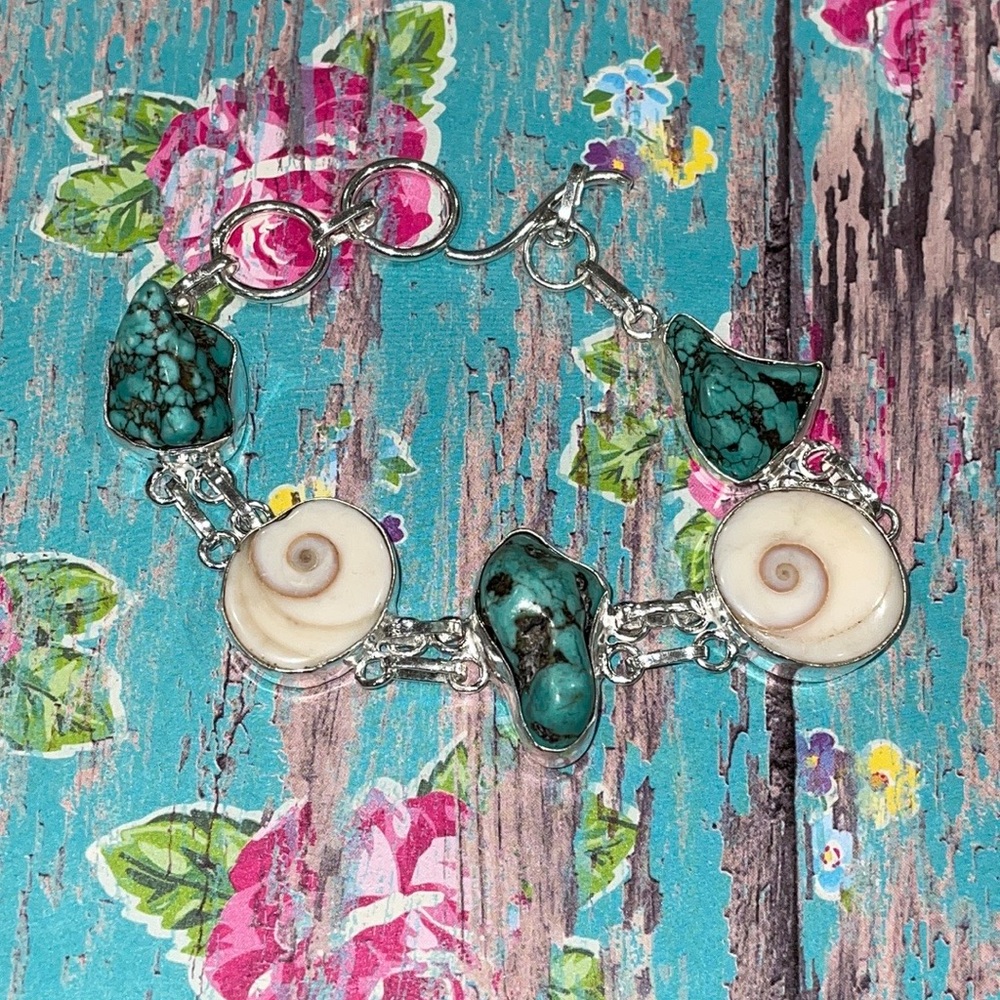 Shiva Shell & Howlite Bracelet - Picture 2 of 11